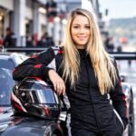 Carrie Schreiner an einem GT-Rennwagen in der Boxengasse