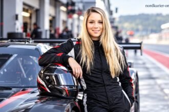 Carrie Schreiner an einem GT-Rennwagen in der Boxengasse