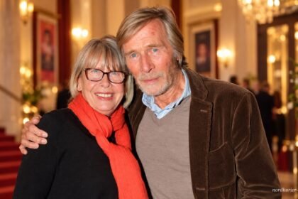 Helgardt Hella Ruthardt mit Horst Janson in einem Theaterfoyer