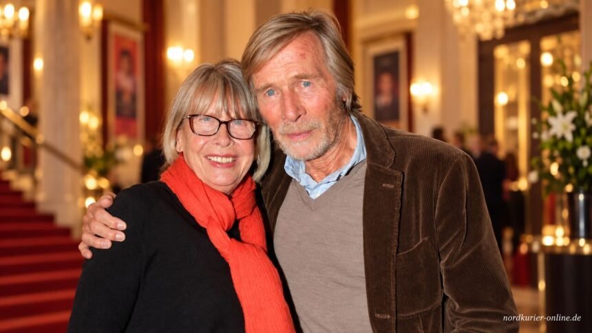 Helgardt Hella Ruthardt mit Horst Janson in einem Theaterfoyer