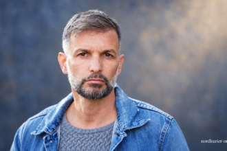 Luca Zamperoni im Porträt vor einem illustrativen Studiohintergrund