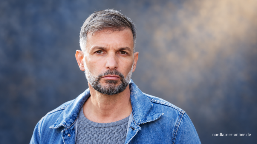 Luca Zamperoni im Porträt vor einem illustrativen Studiohintergrund