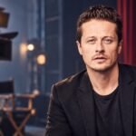 Roman Knižka auf einem redaktionell bearbeiteten Film- und Theaterset