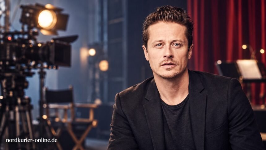 Roman Knižka auf einem redaktionell bearbeiteten Film- und Theaterset