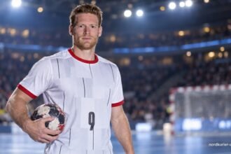 Tobias Reichmann in einem redaktionell bearbeiteten Handballstadion